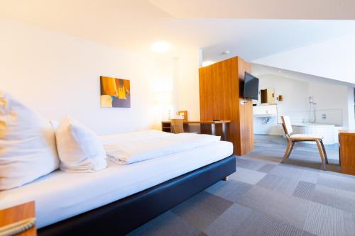 Un pat sau paturi într-o cameră la Hotel Darstein