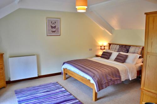 1 dormitorio con 1 cama extragrande en Finest Retreats - Little Dunley - Wisteria Cottage en Bovey Tracey