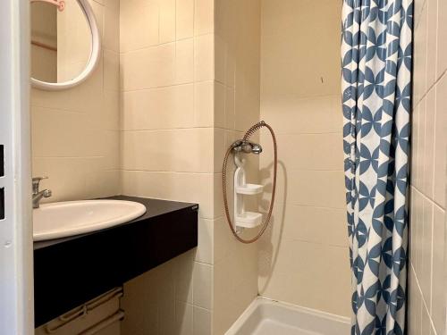 une salle de bain avec un lavabo et une douche dans l'établissement Appartement Studio/Cabine 4 pers, Proche Plage, Garage Privé - Argelès-sur-Mer - FR-1-225-17, à Argelès-sur-Mer
