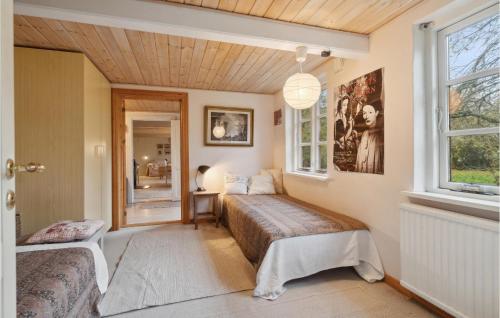 - une chambre avec 2 lits et une fenêtre dans l'établissement 3 Bedroom Lovely Home In stermarie, à Østermarie