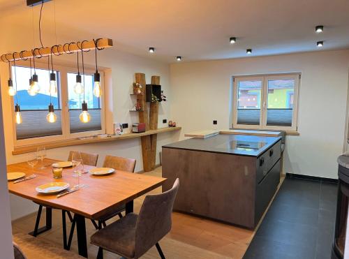 eine Küche mit einem Holztisch und einem Esszimmer in der Unterkunft Apartment Steffi in Hochfilzen
