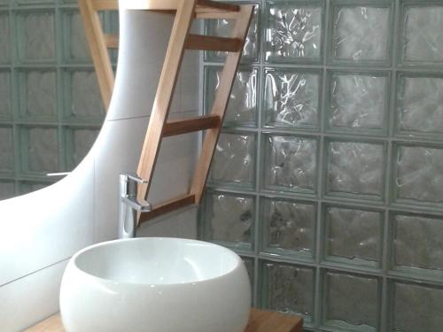 La salle de bains est pourvue d'un lavabo et d'une échelle murale. dans l'établissement Les Issambres : Appt 2P cabine, clim, piscine - FR-1-226-307, aux Issambres