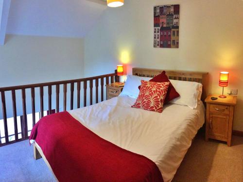 sypialnia z łóżkiem z 2 poduszkami w obiekcie Finest Retreats - Little Dunley - Virginia Cottage w mieście Bovey Tracey