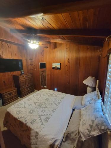 Un pat sau paturi într-o cameră la Lake House Retreat