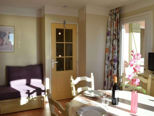 un salon avec une table et une salle à manger dans l'établissement Appartement 6 couchages avec piscine et parking aux Issambres - FR-1-226-386, aux Issambres