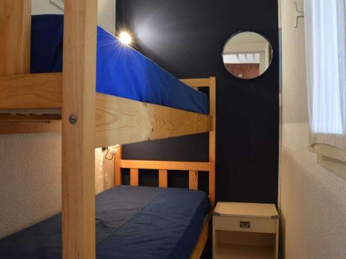 - une chambre avec 2 lits superposés et un miroir dans l'établissement Studio cabine avec piscine, parking, terrasse et accès direct plage - Saint-Cyprien - FR-1-225D-23, à Saint Cyprien Plage