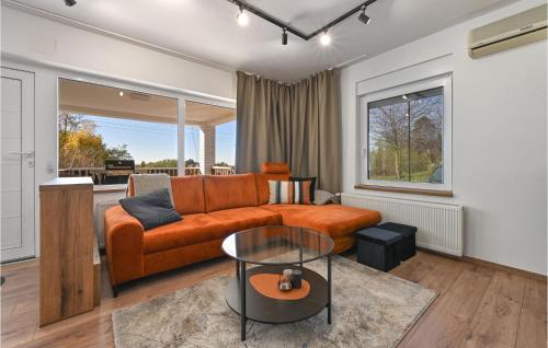 a living room with a couch and a table at Nice Home In Lopatinec With Kitchen in Lopatinec
