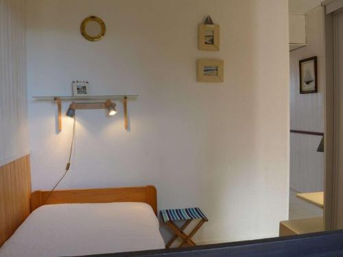 - une chambre avec un lit et une étagère sur le mur dans l'établissement Appartement T2 avec terrasse, piscine, proche plage à Saint-Cyprien - FR-1-225D-26, à Saint Cyprien Plage