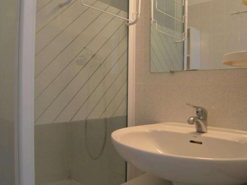 une salle de bain avec un lavabo et une douche dans l'établissement Appartement en Front de Mer avec Piscine et Parking Privé - 2 Chambres pour 6 Personnes, Saint-Cyprien - FR-1-225D-52, à Saint Cyprien Plage