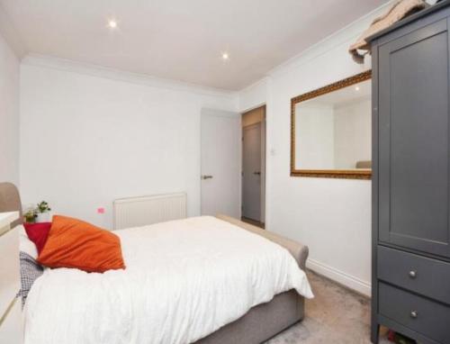 una camera con un grande letto e uno specchio di Sam’s Retreats a Broomfield