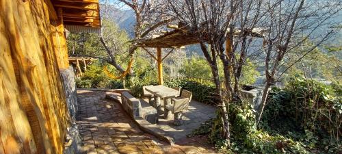 un patio con una mesa de picnic y un árbol en Tres Continentes, en San José de Maipo