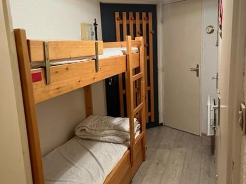 quelques lits superposés dans une chambre dans l'établissement Appartement Montgenèvre 4 pers, parking, départ skis aux pieds - FR-1-330D-54, à Montgenèvre