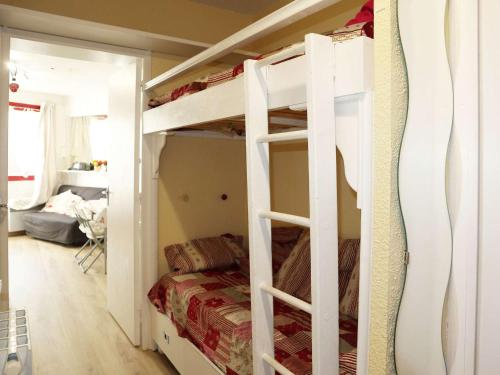 une chambre avec deux lits superposés et un lit dans l'établissement Studio cosy 6 pers au pied des pistes, Les Orres - FR-1-322-403, aux Orres