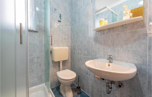 een badkamer met een toilet en een wastafel bij Vila Sidro in Košljun
