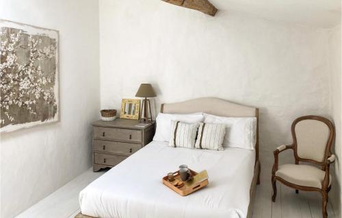 ein Schlafzimmer mit einem Bett und einem Holztablett darauf in der Unterkunft Nice Home In Raix With Wi-fi 