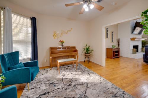 Ruang duduk di Spacious Anna Getaway with Pool Near Dtwn McKinney!