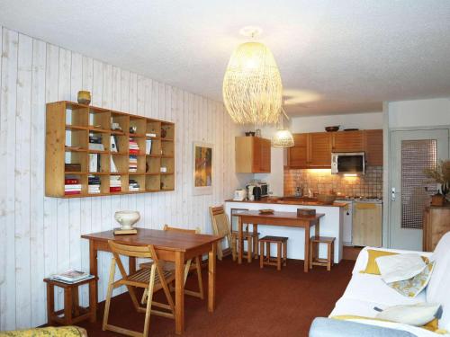 une cuisine et un salon avec une table et des chaises dans l'établissement Appartement spacieux au centre des Orres 1650, 3 chambres, pour 6/8 personnes - FR-1-322-521, aux Orres