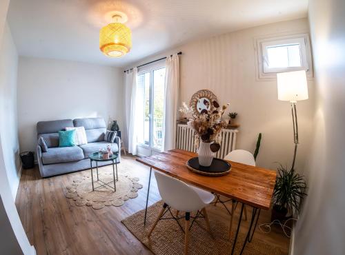 un salon avec une table et un canapé dans l'établissement Studio cosy - Espace extérieur et proche du centre, à Annecy