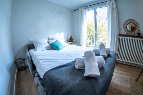 une chambre avec un lit avec des serviettes dessus dans l'établissement Studio cosy - Espace extérieur et proche du centre, à Annecy