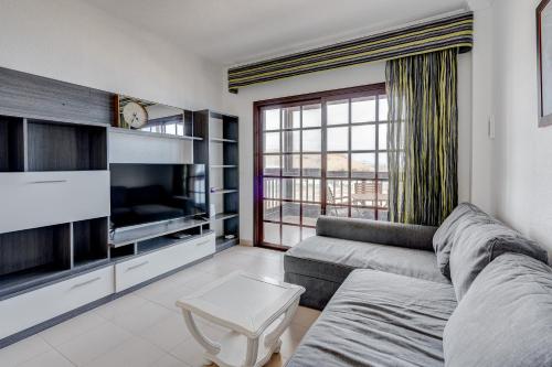 德爾錫倫西奧海岸的住宿－Balcon del Mar 496，带沙发和电视的客厅