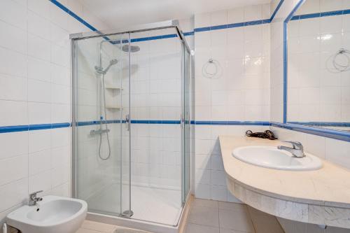 y baño con ducha y lavamanos. en Balcon del Mar 496, en Costa del Silencio