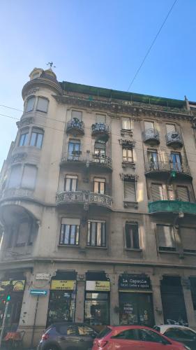 Luxury Apartment 2 bedrooms and 2 baths in Milan downtown with AC, WiFi, Subway aiport conneted