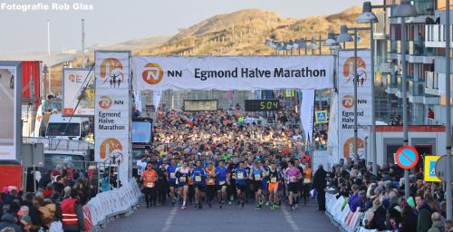 a large group of people running a marathon at Ferienhaus Glücklich am Meer 3 mit Wellnesszugang in Egmond aan Zee