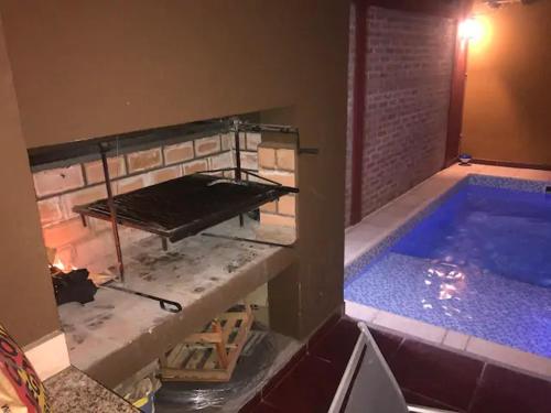 una gran piscina en una casa con en Pachamama - Depto p/4 nuevo y a 5' del centro en Salta