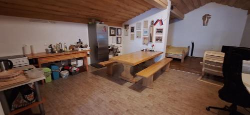 cocina con mesa de madera en una habitación en Prenočišče pri Sodarju, en Beltinci