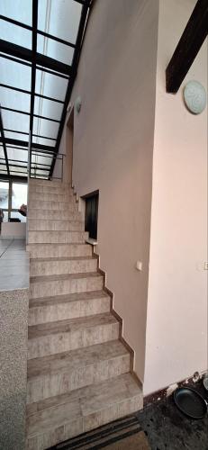 una escalera en un edificio con escalera en Prenočišče pri Sodarju en Beltinci