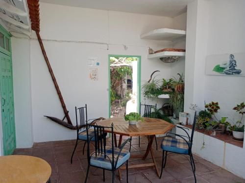 Casa Rural Merche في Chío: غرفة طعام مع طاولة وكراسي خشبية