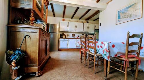 a kitchen with a table and chairs in a room at Gîte chez Loupi in Épaignes