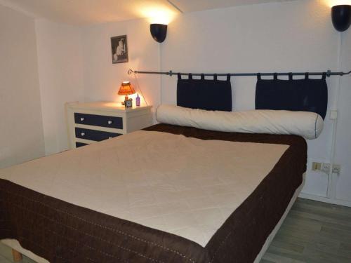 une chambre avec un grand lit et une commode dans l'établissement Studio Mezzanine Climatisé avec Terrasse, Parking Privé et Proche Plage à Cavalaire - FR-1-226B-30, à Cavalaire-sur-Mer