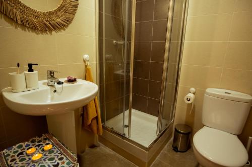 Un baño con ducha, lavabo e inodoro. en Apartamento Maravilla Tropical - La Herradura, en Almuñécar