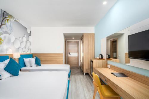 a hotel room with two beds and a desk at SUN HEAVEN FAMILY & SPA in Alanya