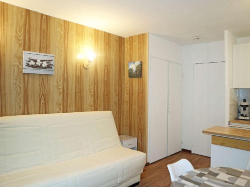 - un salon avec un canapé blanc et des murs en bois dans l'établissement Studio 4 pers skis aux pieds, balcon sud - FR-1-322-129, aux Orres