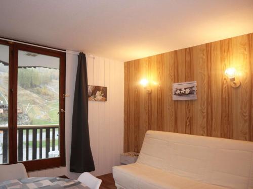 une chambre avec un lit et une fenêtre avec un balcon dans l'établissement Studio 4 pers skis aux pieds, balcon sud - FR-1-322-129, aux Orres