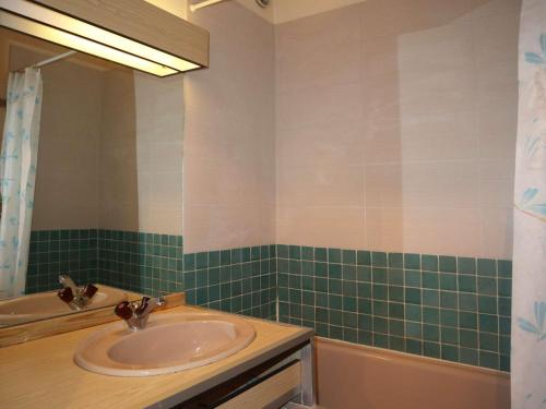 e bagno con lavandino, specchio e vasca. di Appartement Les Orres, 1 pièce, 4 personnes - FR-1-322-170 a Les Orres