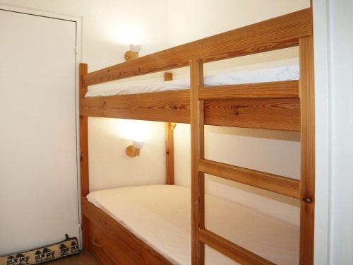 a bedroom with two bunk beds in a room at Studio Les Orres, 1 pièce, 4 personnes - FR-1-322-263 in Les Orres