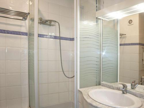 une salle de bain avec un lavabo et une douche dans l'établissement Studio équipé 4 pers au cœur des Orres 1650 - FR-1-322-263, aux Orres