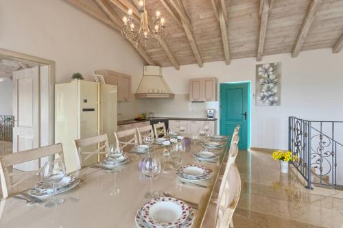 a dining room with a long table and chairs at Villa Lapis in Buzet