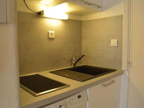 une cuisine avec un évier et un plan de travail dans l'établissement Studio cosy à 500m du port de Fréjus, proche plage et commerces - FR-1-226A-356, à Fréjus
