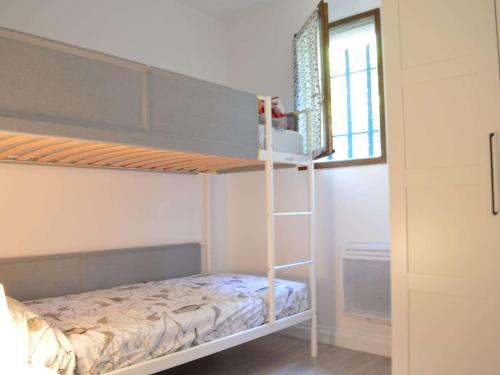 a small bedroom with a bunk bed and a window at Appartement Cavalaire-sur-Mer, 3 pièces, 4 personnes - FR-1-226B-78 in Cavalaire-sur-Mer