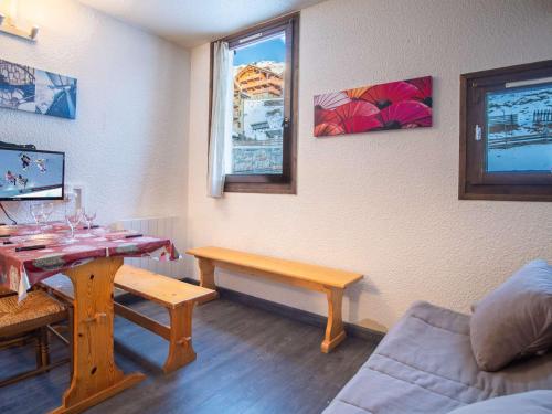 - un salon avec une table et un banc dans l'établissement Studio cosy à Val Thorens – 2 pers, proche pistes et commerces, parking et local skis inclus - FR-1-637-15, à Val Thorens