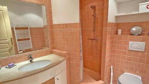 une salle de bain avec un lavabo et une douche dans l'établissement Résidence Catherine, à Sainte-Maxime