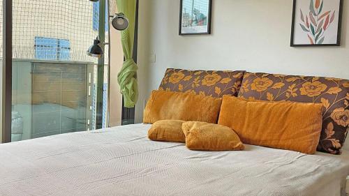 - 2 oreillers installés au-dessus du lit dans la chambre dans l'établissement Résidence Catherine, à Sainte-Maxime