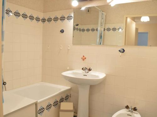 une salle de bain avec un lavabo, une baignoire et des toilettes dans l'établissement Appartement 2 pièces à Fréjus avec piscine, parking et à 300m des commerces - FR-1-226A-145, à Fréjus