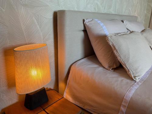 a lamp sitting on a table next to a bed at Casa do Mundo Madeira in Gaula