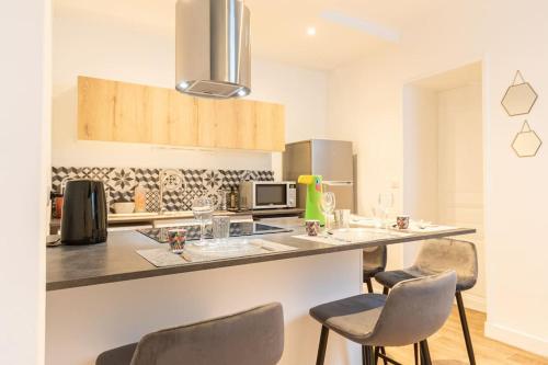 - une cuisine avec un comptoir avec des chaises et un comptoir dans l'établissement Le Khalo - Château d'Angers - La Bonne Marienne, à Angers