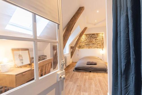 une chambre avec un lit, un bureau et une fenêtre dans l'établissement Le Khalo - Château d'Angers - La Bonne Marienne, à Angers